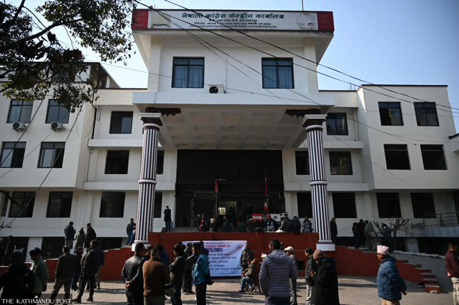 Congress establishment calls central meeting, defers it amid uncertainty