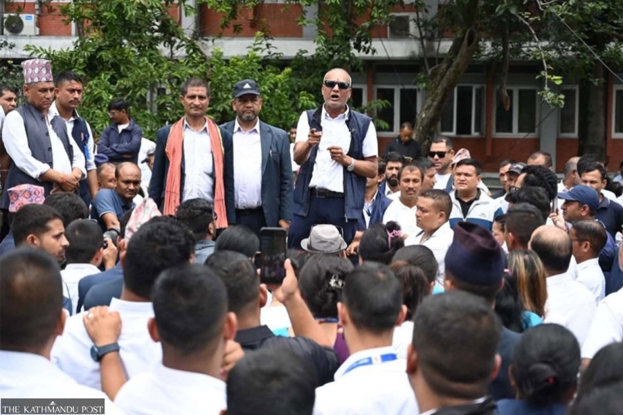 Government outsourcing plan sparks protests by contract workers
