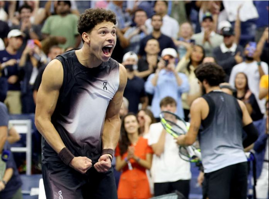 Shelton stuns Alcaraz in late, late show to reach US Open semis