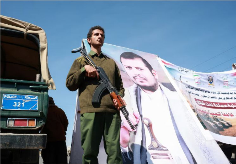 Attacks on Saudi airports kill three people, as fighting escalates in Yemen