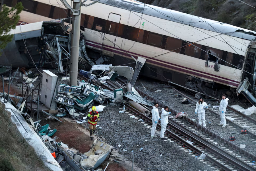 Investigators find broken joint on track at Spanish rail crash site