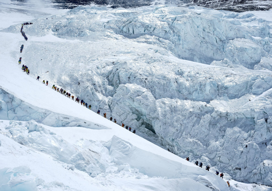  Everest spring climbing season sets new record with 1,008 successful summits