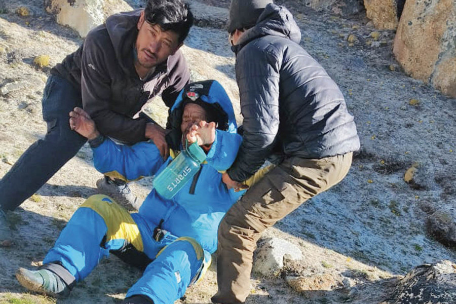 Lost on Everest for six days, Sherpa found alive