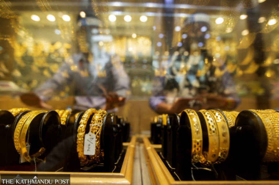 Gold price falls by Rs6,500 per tola