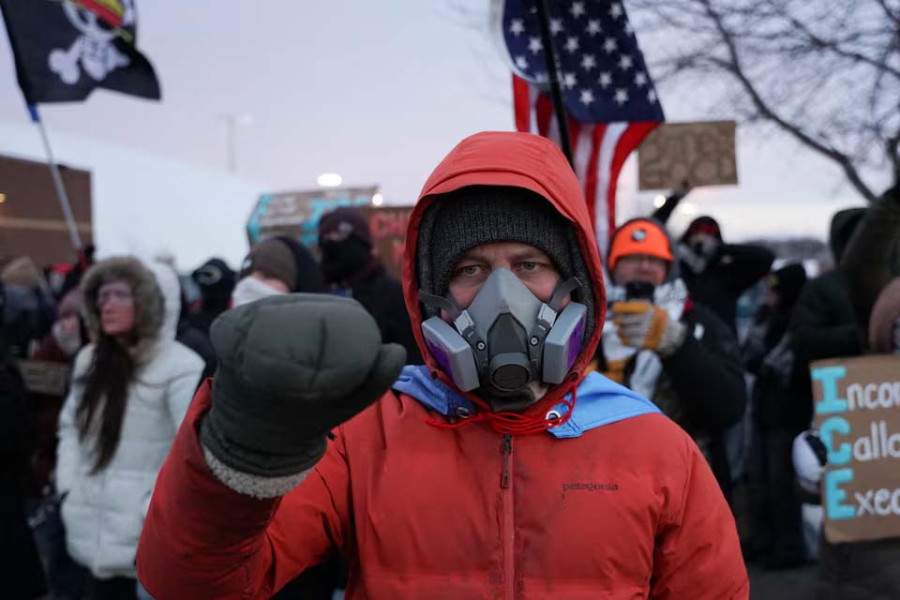 Anti-ICE demonstrators chase off outnumbered far-right activists at Minneapolis rally