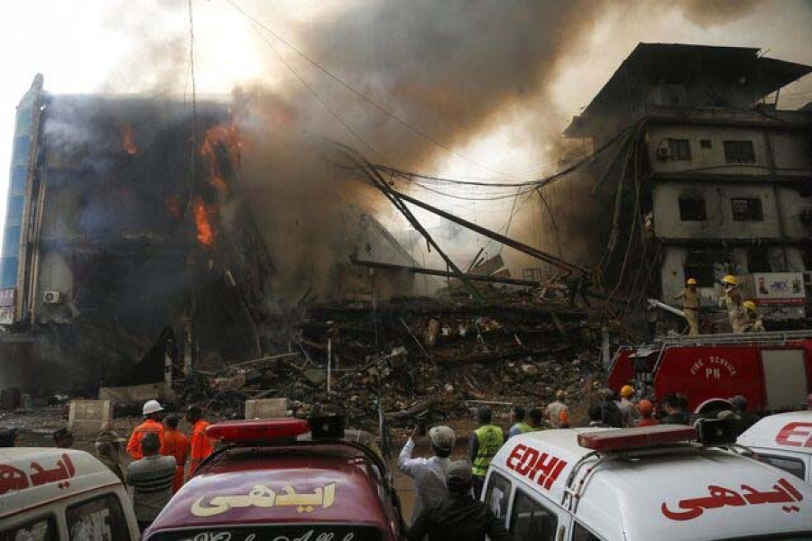 Massive fire kills 6 in Karachi, destroys shopping centre