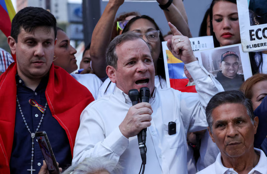 Venezuela to move just-freed opposition politician to house arrest