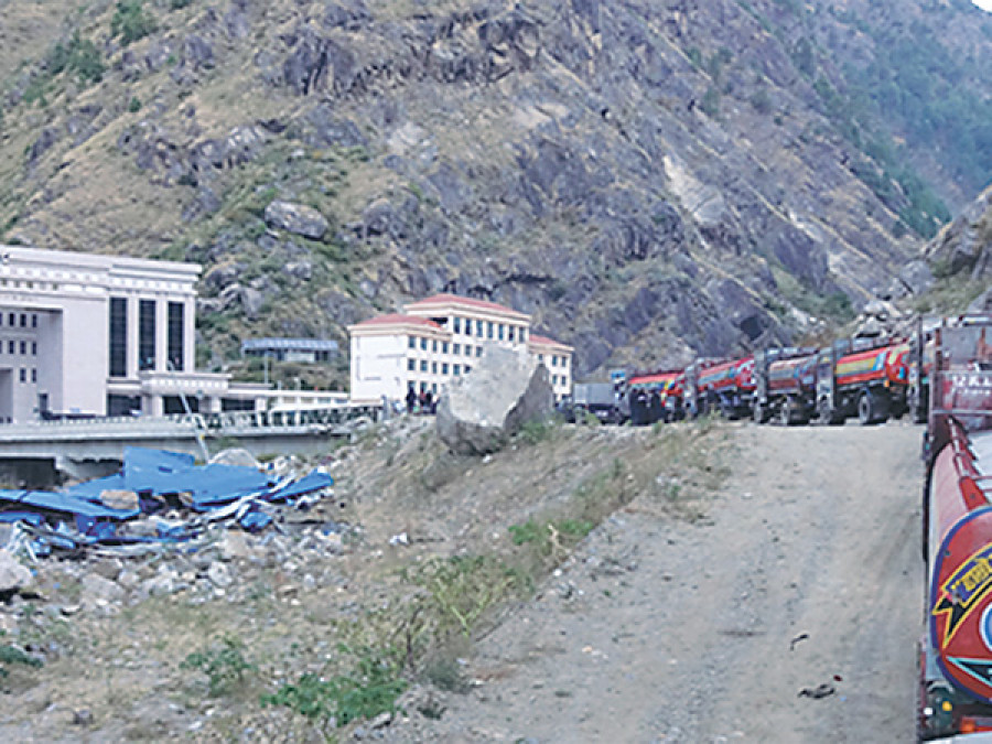 12 tankers arrive from Kerung