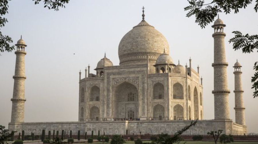 Tourist falls to death while trying to take selfie at Taj Mahal