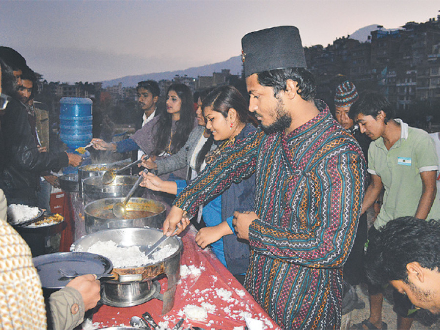 Youths offer free meal service in Capital