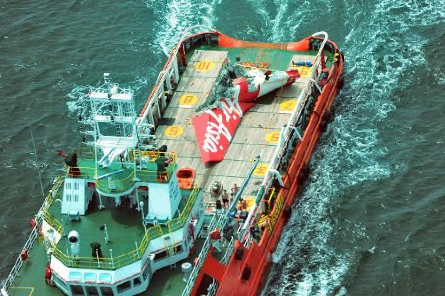 Divers find black box of crashed AirAsia jet: Indonesia ministry