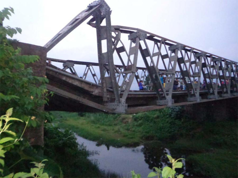 Bridge along East-West Highway gives way (with photos)