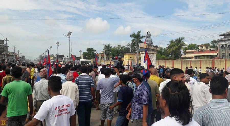 Nepalgunj tense after pro-monarch supporters put up late King Birendra's statue