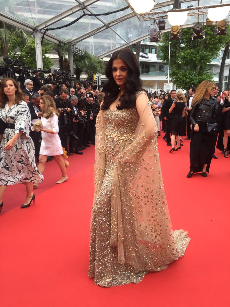 Aishwarya bedazzles Cannes red carpet in golden gown