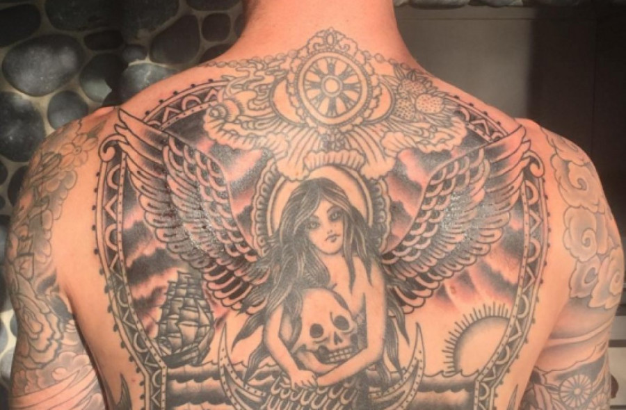 Adam Levine unveils giant back tattoo