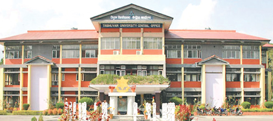 Lecturers continue protest against university officials