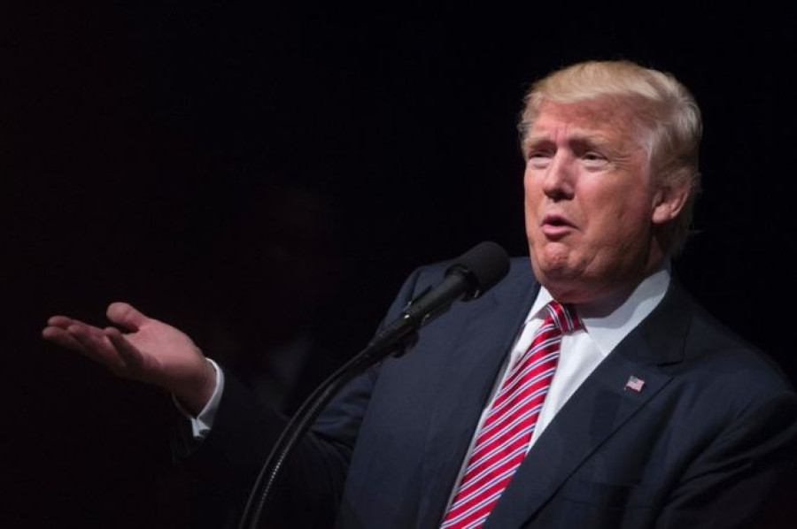 US election 2016: Trump hits back at 'disastrous' Obama