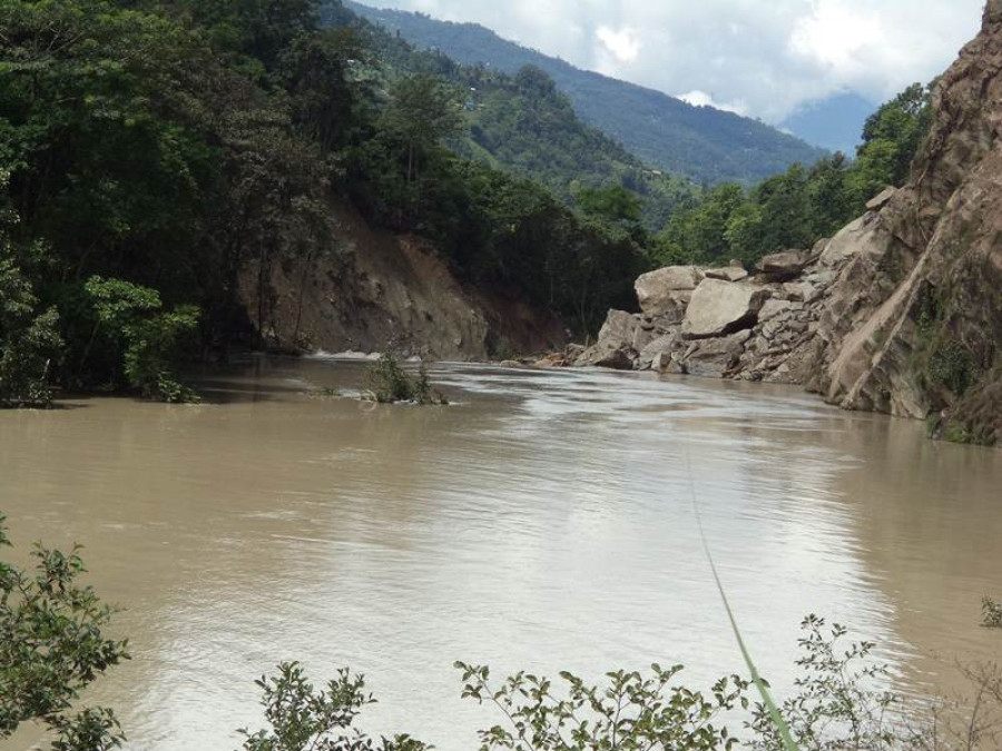 Rockfall dams Tamor River