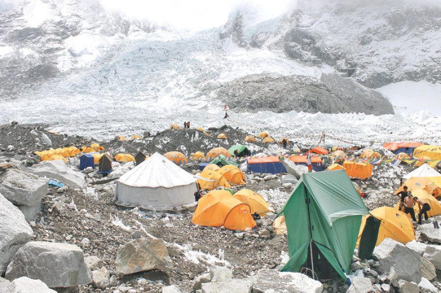 First climbers set foot on top of Everest in 2 years