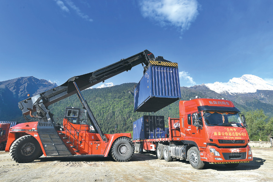 Imported goods from China arrive in Kyirong