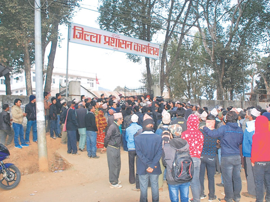 Quake victims picket Dhading admin office