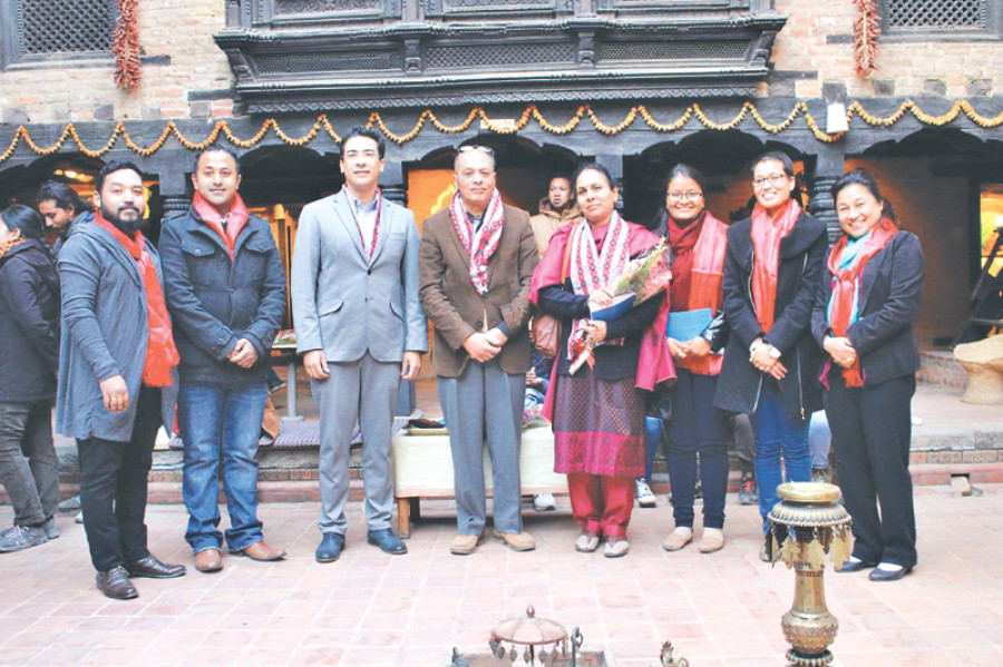 Joint painting exhibit at Newa Chen