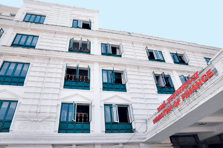 Govt mulls setting up pay commission