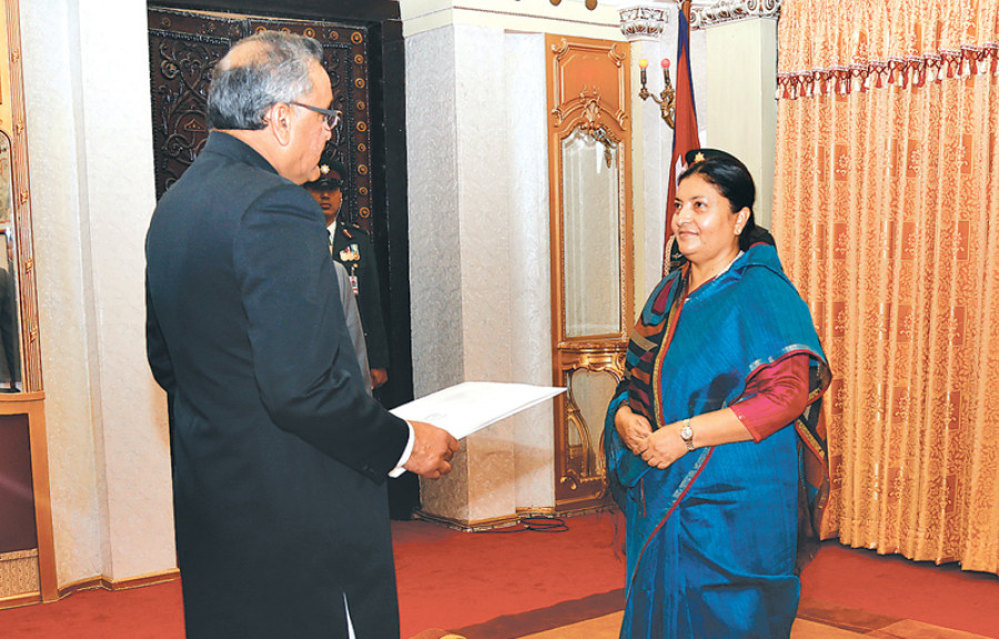 Envoys present credentials