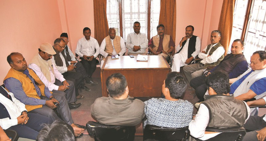 Agitating parties ask PM to choose between protest, talks