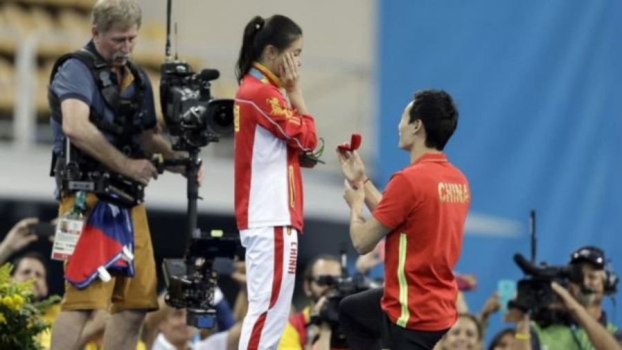 Rio 2016: A marriage proposal at the Olympics medal ceremony