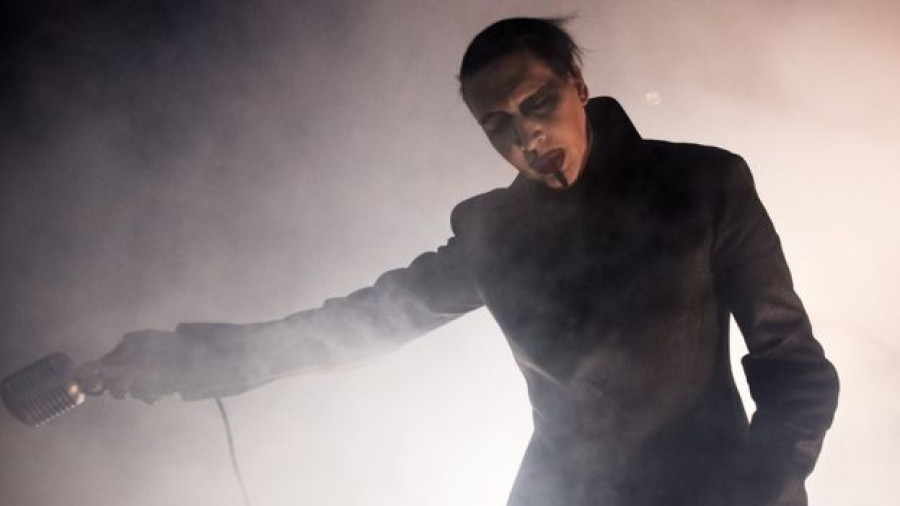 Marilyn Manson crushed by stage scenery in New York