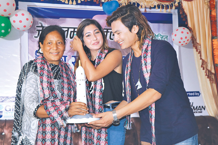 Johnny Gentleman goes to Chitwan
