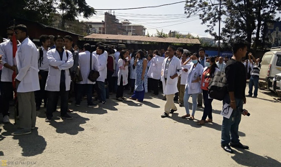 Agitating doctors to continue protest throughout Dashain