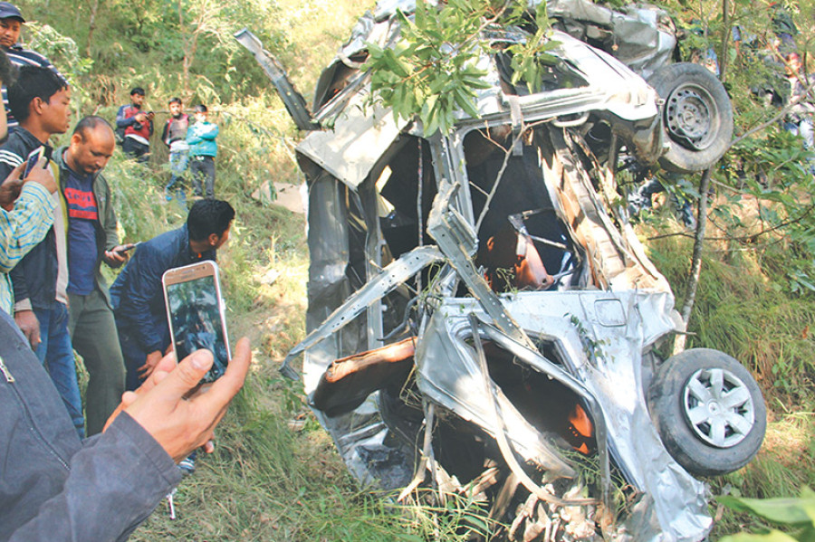 20 killed, 8 injured in two road accidents
