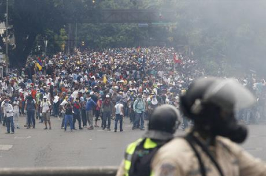 Venezuela opposition plans silent procession, road sit-ins