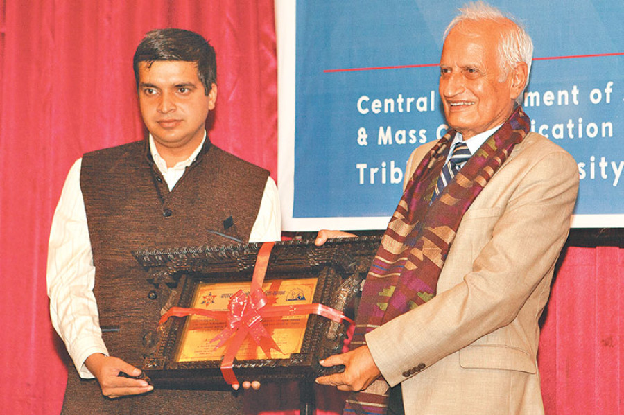 Kantipur journo collects award for 2016