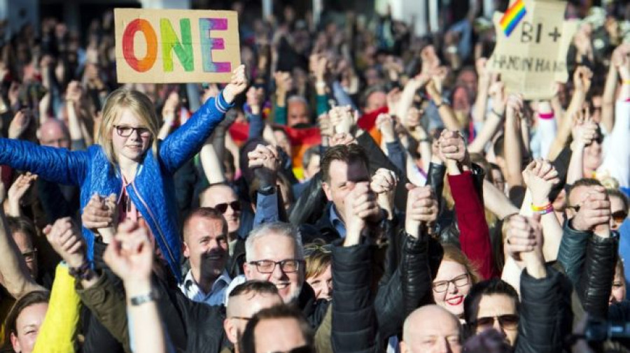 Dutch protests against attack on gay couple holding hands