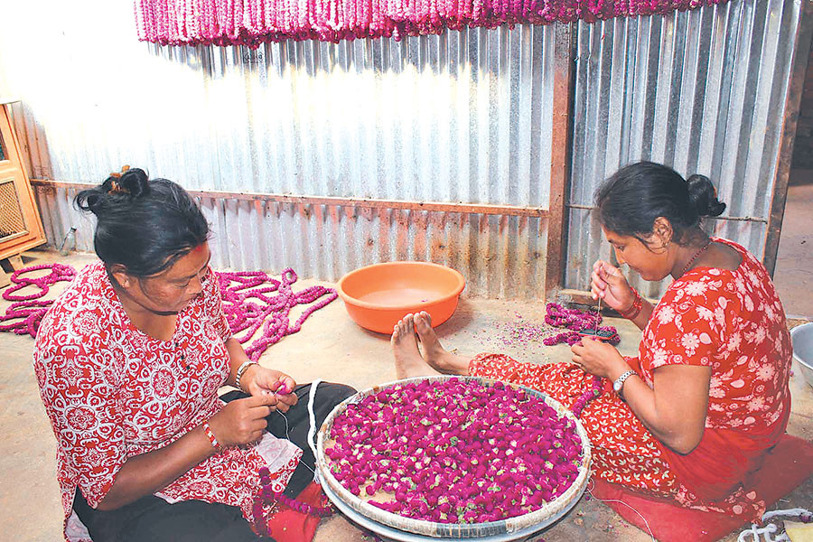 Makhamali garlands turning Gundu women self-reliant