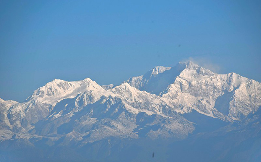 3 women arrive at base camp to summit Kanchanjunga