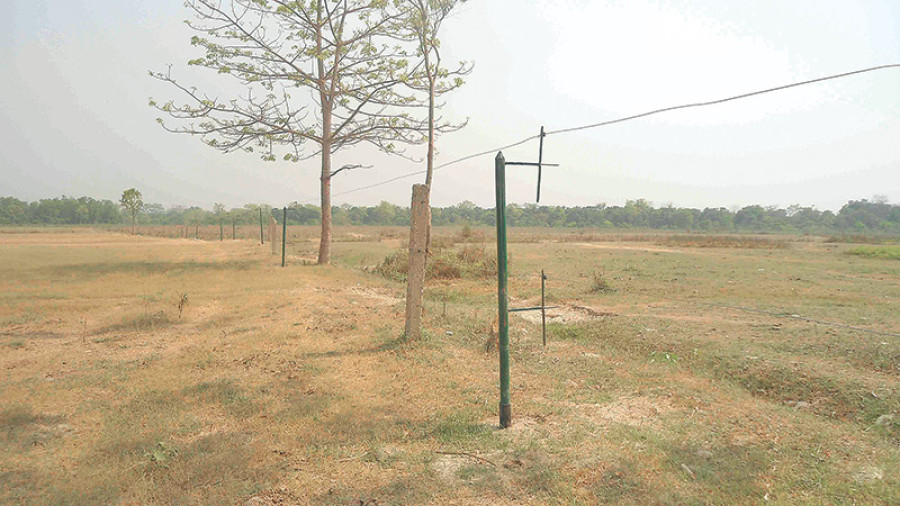 Rajapur, Geruwa residents uproot fences built to keep off animals