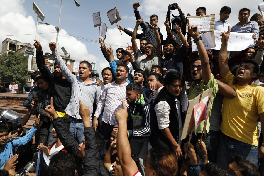 NSU defies govt orders, protests at Maitighar