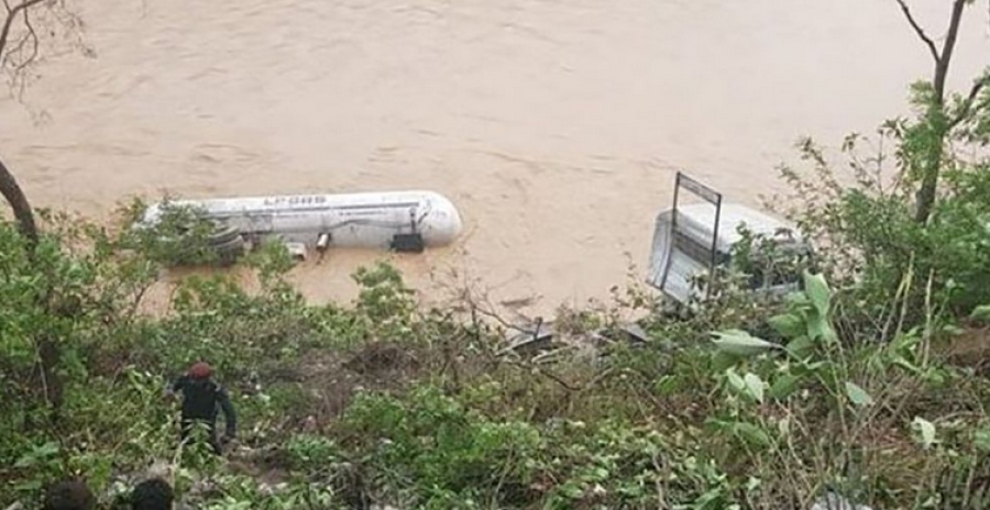 Driver killed as gas bullet plunges into Trishuli River