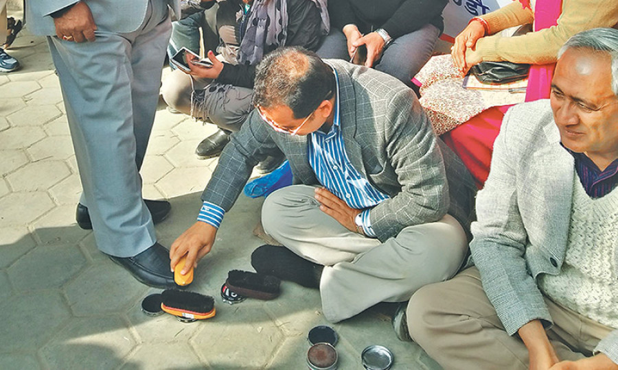 Congress leaders shine shoes to showcase servanthood