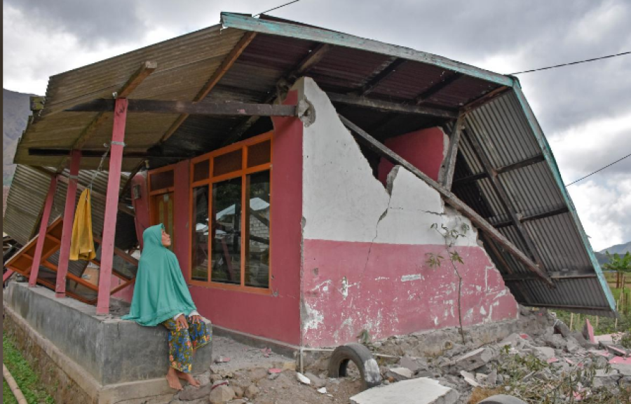 Several hundred stranded on Lombok volcano after earthquake
