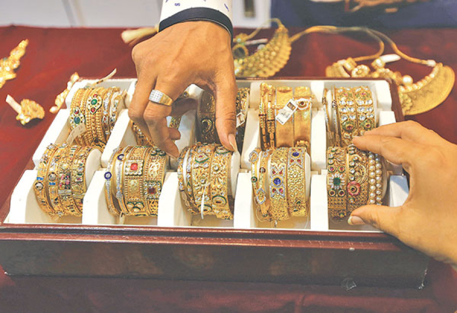 Gold at five-year high of Rs 60,000 per tola
