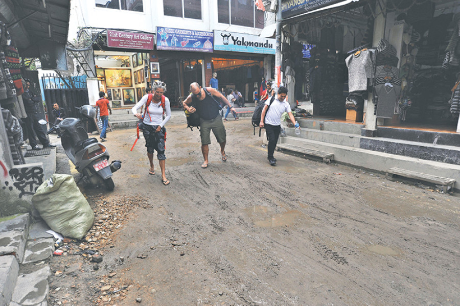 Messy road greets tourists