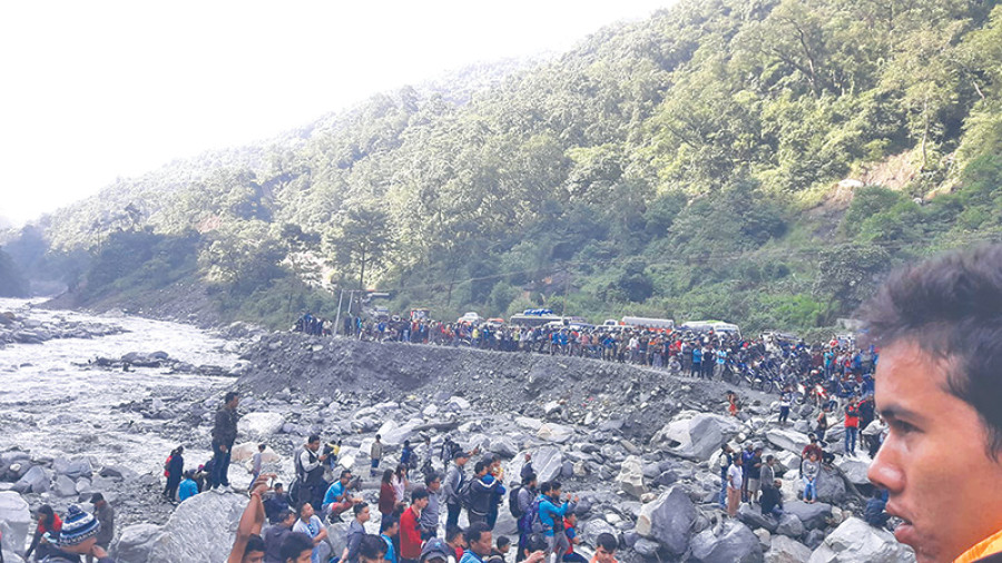 Holiday travellers clog Beni-Jomsom road