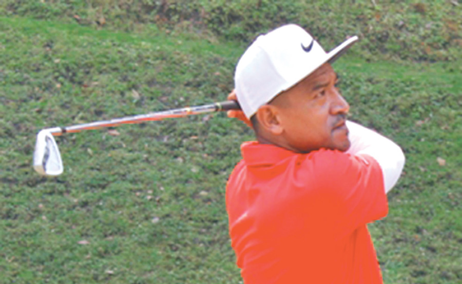 Tshiring opens up four-shot lead