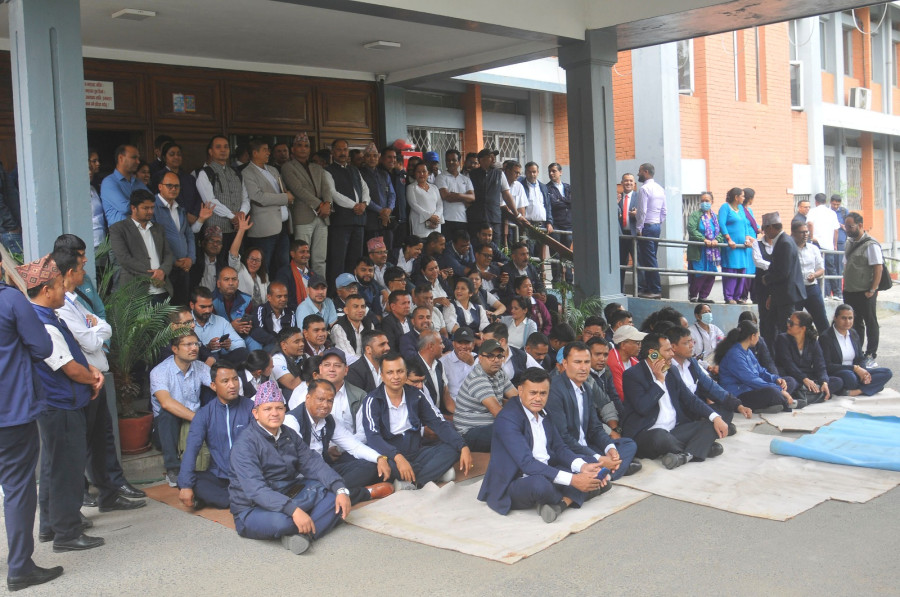 Government employees up in arms against federal civil service bill