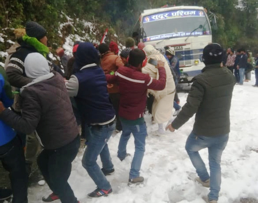 Hundreds of travellers stuck in snow in various districts